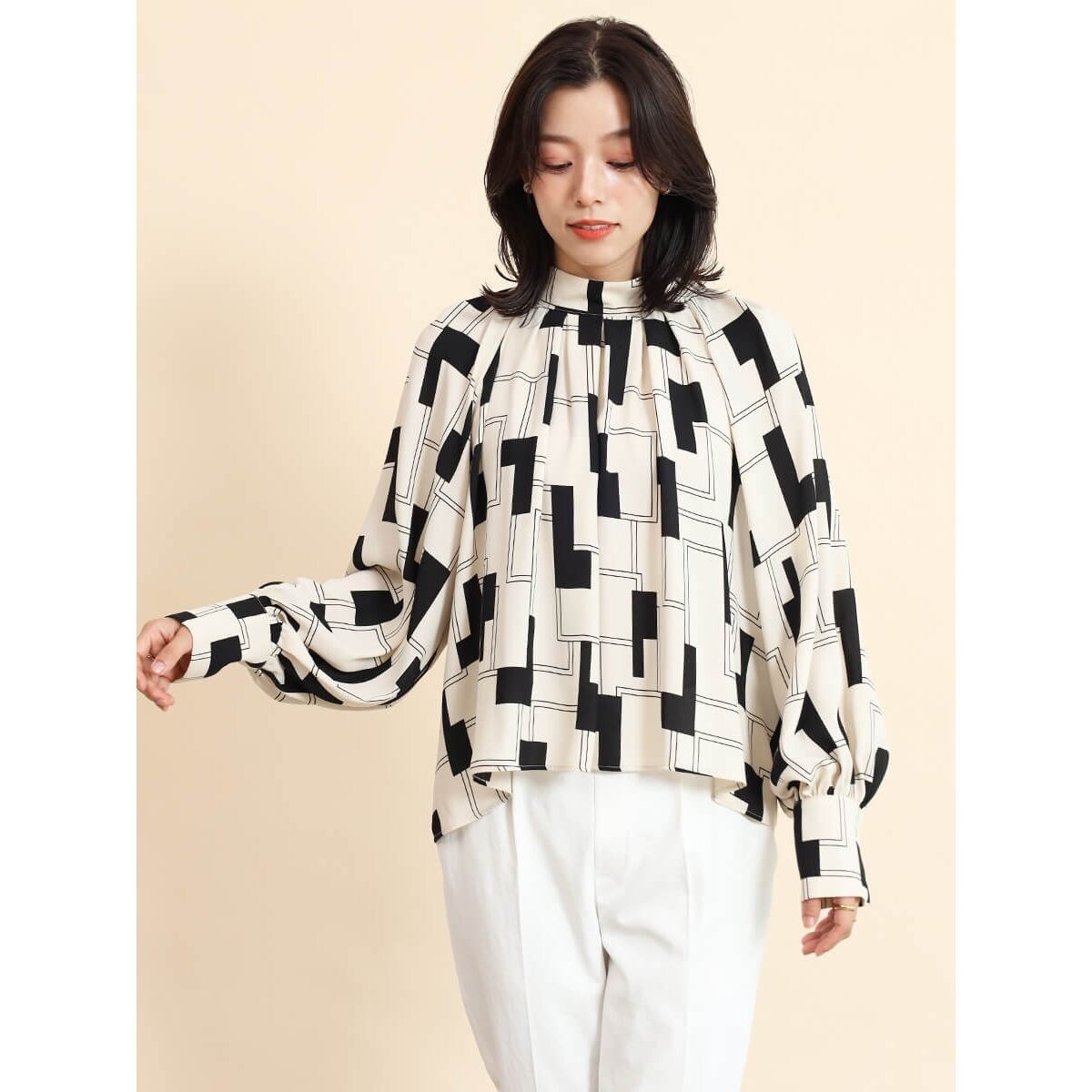 FENNEL フェンネルジオメトリックネックタック ボリュームブラウス