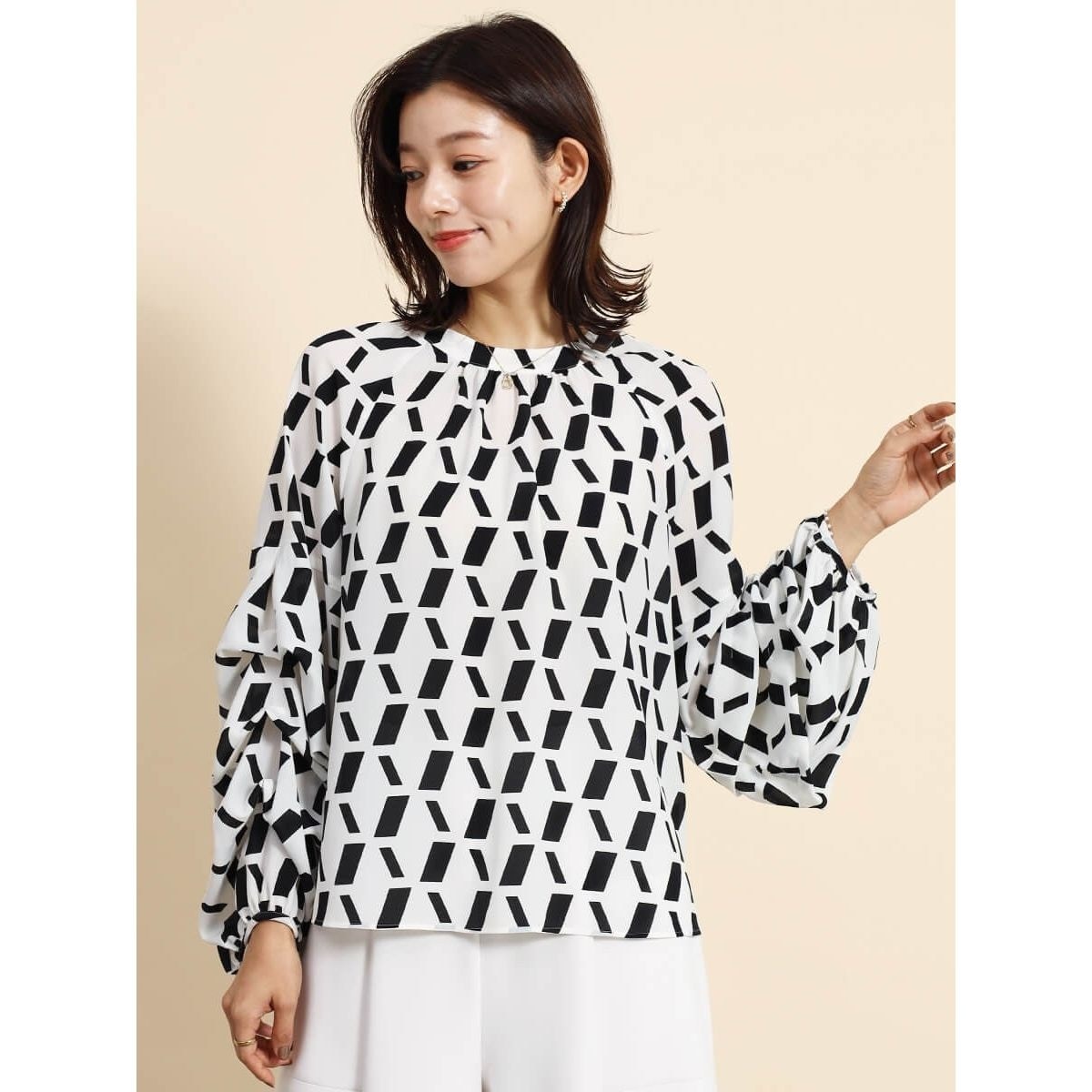 ギャザーネックブラウス(ivory、black) | フェンネル(FENNEL