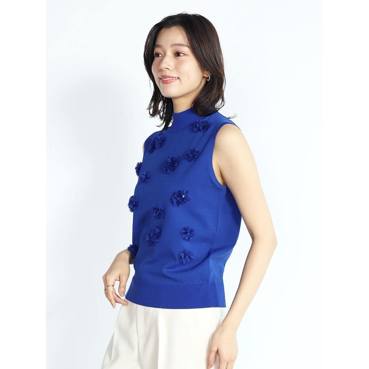 立体フラワーモチーフノースリーブニット