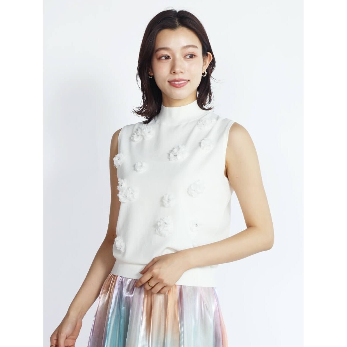 立体フラワーモチーフノースリーブニット