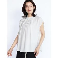ネックアクセ付きタックブラウス