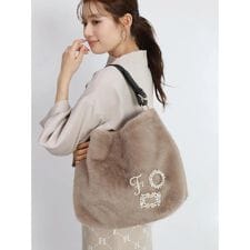 フェンネル(FENNEL)のビジューブローチ付きフェイクファートートバッグ