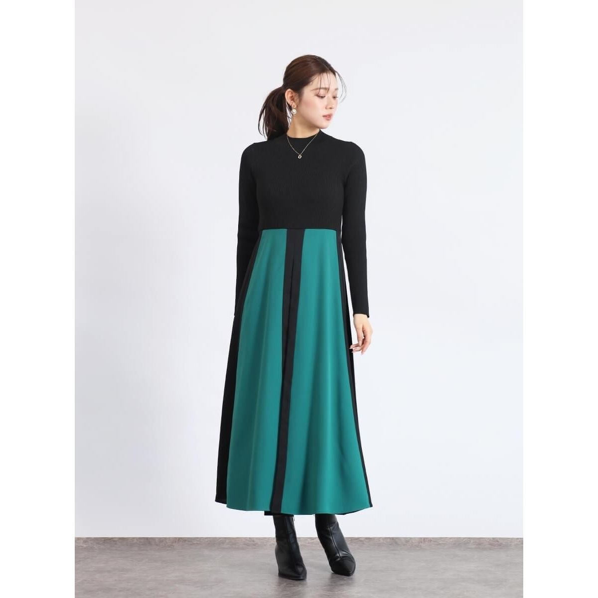 Vネックフィット＆フレアワンピース | セルフォード(CELFORD