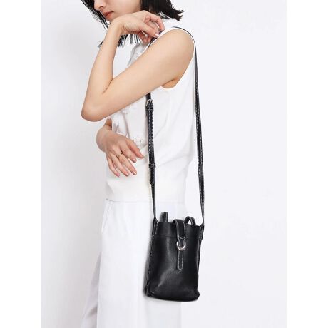 [^ԁF155118030]_炩ȃV{̂JEU[̃V_[obOBnhɁA{̂ƈ̌^̃V_[xgtŃVvȃtHłBV_[xg̒͒߉\Bõ}XgACeƎ[łA咣ȂRpNgȃTCÝBX^COɒ悢ANZgYĂACełBBe摜́A̓₨g̃j^[ݒȀƖɂۂ̏iƐFقȂꍇ܂B ΉTCY@@@AirPodsFX}z(14~7cm)Fz F~PET{g 500mlF~A5 蒠F~A4 t@CF~m[gPC 15inchF~ {́icmj:19:11}`:5:25V_[xg:93~123d{:219ge:1L