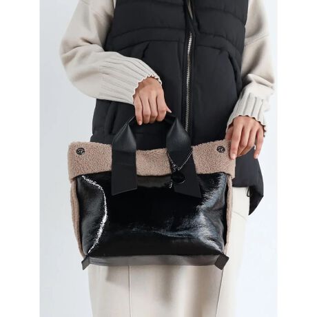 [^ԁF255100598]~̃X^COɌȂÂ݂g[gobOBV[YՂ̃{AfނɁAĉGigݍ킹ّfރRrl[VAGߊĂȂR[fBl[g̃ANZgɁB}bgȎ̃nhŜ̈ۂ߁AiȃoXɎdグĂ܂BɁAuhS̃Xgbv肰Ȃ|CgɁBRpNgȃTCYȂA|PbgtŎ[͂ɗDĂ̂|CgBfC[gɂ͂A~̂oX^Cɂ҂ȃACełB V[Y͂(255100597)(255100599)(255100621)Be摜́A̓₨g̃j^[ݒȀƖɂۂ̏iƐFقȂꍇ܂B ΉTCYAirPodsFX}z(14~7cm)Fz FPET{g 500mlFA5 蒠FA4 t@CF~m[gPC 15inchF~:27i㕔/j:40/29}`:12:24V_[xg:94.5`109{:490gV_[xg:125ge:11L