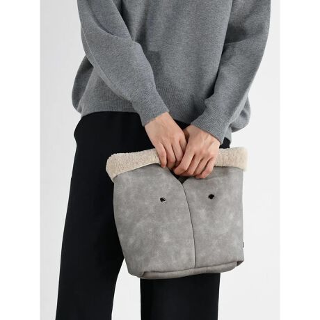 [^ԁF255100601]{A~_炩ȃU[^b`fނ̑gݍ킹[hȈۂ̃obOBnhƃV_[2WAYł̎łAR[fBl[g⃀[hɍ킹Ăgp܂BO\ȃ~j|[`tŁAbvpXP[XƎô̎[ɕ֗BobOX}[gɐł܂BÂ}3F̃J[OŁAR[fBl[gɍ̂₷̂|CgBlJWAɃsb^ȁA}CR[fɂoɂ􂷂邨߃ACełBBe摜́A̓₨g̃j^[ݒȀƖɂۂ̏iƐFقȂꍇ܂BΉTCY@@@AirPodsFX}z(14~7cm)Fz FPET{g 500mlFA5 蒠FA4 t@CF~m[gPC 15inchF~{́icmj(ő):25i㕔/j:33/22.5}`:10ij:22V_[xg:79`94C|[`icmj傫:12~13.5d{:262gV_[xg:61gC|[`:52ge:13L