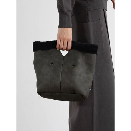 [^ԁF255100601]{A~_炩ȃU[^b`fނ̑gݍ킹[hȈۂ̃obOBnhƃV_[2WAYł̎łAR[fBl[g⃀[hɍ킹Ăgp܂BO\ȃ~j|[`tŁAbvpXP[XƎô̎[ɕ֗BobOX}[gɐł܂BÂ}3F̃J[OŁAR[fBl[gɍ̂₷̂|CgBlJWAɃsb^ȁA}CR[fɂoɂ􂷂邨߃ACełBBe摜́A̓₨g̃j^[ݒȀƖɂۂ̏iƐFقȂꍇ܂BΉTCY@@@AirPodsFX}z(14~7cm)Fz FPET{g 500mlFA5 蒠FA4 t@CF~m[gPC 15inchF~{́icmj(ő):25i㕔/j:33/22.5}`:10ij:22V_[xg:79`94C|[`icmj傫:12~13.5d{:262gV_[xg:61gC|[`:52ge:13L