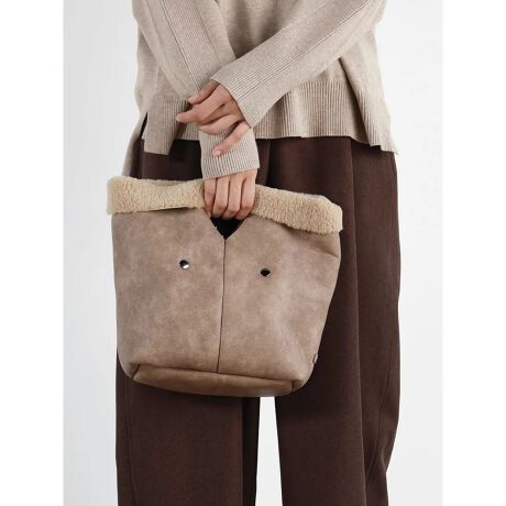 [^ԁF255100601]{A~_炩ȃU[^b`fނ̑gݍ킹[hȈۂ̃obOBnhƃV_[2WAYł̎łAR[fBl[g⃀[hɍ킹Ăgp܂BO\ȃ~j|[`tŁAbvpXP[XƎô̎[ɕ֗BobOX}[gɐł܂BÂ}3F̃J[OŁAR[fBl[gɍ̂₷̂|CgBlJWAɃsb^ȁA}CR[fɂoɂ􂷂邨߃ACełBBe摜́A̓₨g̃j^[ݒȀƖɂۂ̏iƐFقȂꍇ܂BΉTCY@@@AirPodsFX}z(14~7cm)Fz FPET{g 500mlFA5 蒠FA4 t@CF~m[gPC 15inchF~{́icmj(ő):25i㕔/j:33/22.5}`:10ij:22V_[xg:79`94C|[`icmj傫:12~13.5d{:262gV_[xg:61gC|[`:52ge:13L