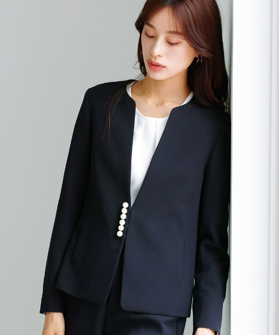 WHITE JOOLA 新品タグ付 パールジャケット 手洗いできる】マイクロピケ・6粒パール調カラーレスジャケット