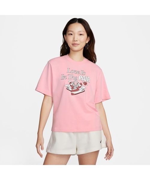 NIKE NSW OC 1 ボクシー VDAY 半袖 Tシャツ 送料込 ナイキ（NIKE）（レディース）OC 1 ボクシー VDAY 半袖 Tシャツ