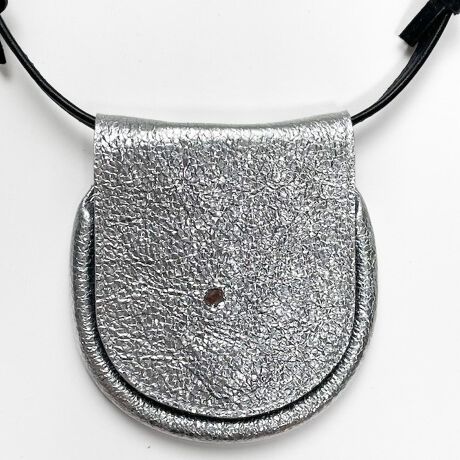 [^:25SS03C-18SV]yU[RCP[Xzgr.珉̊voꂵ܂Bgr.炵uہv`[tɃfUCꂽ[hȃRCP[XBvR͒𒲐߂ł̂ŁA΂߂lbNz_[\B܂AROăRCP[XP̂łgpłQWAYdlłB̓_[cĂ̂ŁAgo₷̂BjpȂ̂ŁAMtgƂĂ΂ACełBmfށn{́FV[vVo[픓HvRFvmTCYn{́Fc105mm 98mm s15mmRFŒ128cm(V_[jŒZ56cmilbNz_[jmngr.IWiz܂ɂꂢ܂B̂܂܃MtgƂĂp܂Bz܂̃fUC͂CɂȂ܂ƂB[]VRv̂߁AC⊾JȂǂɂ鐅GɂF邨ꂪ܂̂ŁAɒWF̂mȂǂƑgݍ킹ۂ͏\ɂӂB