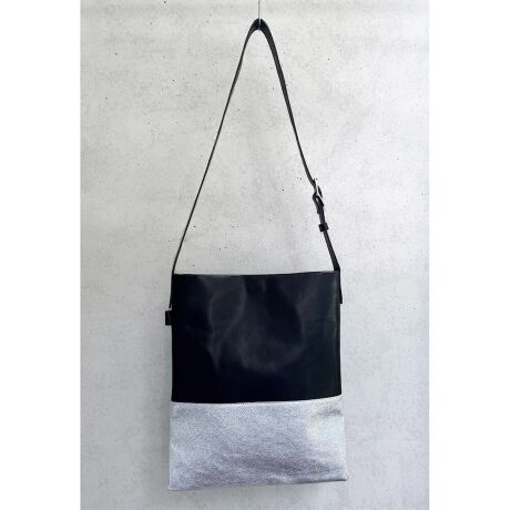 [^:25SS03B-16SV]yU[V_[obOi2WAYjzjpłg{vU[obOłBxg̒ł܂̂ŁAV_[obNA΂߂A莝ƂĂg܂BB4TCYm[gubNNNTCYB|PbgɂICJ[hAgr.̃J[hP[X܂Bʂ̓}`Ȃ̂ŁAƃX^CbVɃR[fBl[gł܂B̃U[ŃRCP[XAJ[hP[X܂BЕĂ܂Bbfށb{́Fv^V[vVHށF100bTCYbc39cm33cmxgF3cmxg̒FŒZ56cm^Œ92.5cm|PbgFc9cm14cm