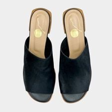 ジーアール(gr.)の本革やわらかミュールサンダル／ブラック毛皮（約22cm-26cm)