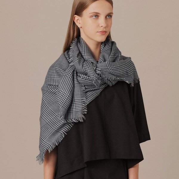 【専用】マッキントッシュロンドン カシミヤ 三角ストール⭐︎タグ付き未使用品 ロゴ刺繍カシミヤストール(マフラー・ストール・スカーフ)｜MACKINTOSH