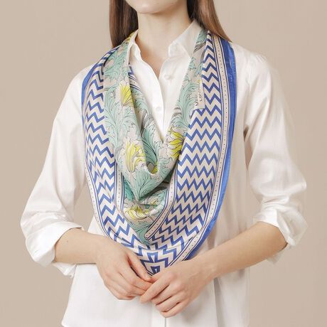 [^ԁFG5710505__]`[bv`[tɂ90~90cm̃XNGAXJ[tłBKxȌ݂̂VNcCgpĂ܂BDȑԂ̋Ȑɑ΂A􉽕̃VFuXgCv̊zΏƓIŃ_ȃRgXgYĂ܂BnElOOɓvgAJɎ芪HAND MADE IN JAPAÑXJ[tłBɉHDAׂŐ炵ApOɂČ񂾂AobO⓪ɊƐFXȃAWy߂܂B