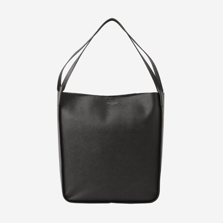 [^ԁFG1160600__]fށMACKINTOSH LONDON̂߂ɊJIWifނgpBɂ̂́Av̎xuICOṽoXBȃICɂ܂gAoNωłۂ܂B\ʂɂ͓݂₷TtBAmG{X̗pA㎿ƈ₷𗼗BɁA_炩dグ\tgU[ɂAʂ킸ĂłWF_XdlBȂ₩ȃh[vƖLȓAIEIt킸ʂȃV[ł̎gp\ɂ܂BfUC}`ʂĔΑ̃}`ւƌq\ŁAobOŜ̉׏dx݌vɁBɂO̐gɂ͗]vȕ⋭svƂȂAv{̎Rȃh[voNω_CNgɊy߂dlɂȂĂ܂Bg̃CtX^Cɓ݂Ȃ[܂鈤AviȂł̖͂͂łB^TOTE BAG NO.1͍L̂鉡h[vAc^TATE BAG NO.2̓V[vȏch[vۗAꂼقȂ\Ă܂B