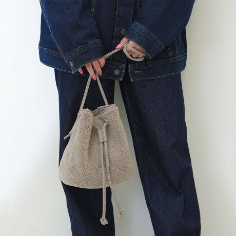 [^:UNG-53430B]H~ɂ҂ȃ{AƃR[fChbLOghocŐВobO{ÂR[fBl[g̃ANZgɂȂAŃV[Y[h܂܂BgpĂȂ߃tɎ₷ARpNgȃTCYȂ}`L߂Ȃ̂ŕKiƓ܂܂AV_[̒́AR[fBl[gX^Cɍ킹ĎRɕς邱Ƃł܂BԂ̃AC{[AubNƁA\ȃjAXJ[̃OCbVx[ŴRFWJłBUngridBRAND CONCEPTA New Class CasualUngridł͏ƂĐ܂ĂƂőɊy݁AJWAx[XɎRFashionĂƂz߂āASn̗ǂǋATPOɍ킹Sn悢߂镞ĂĂ܂B_@@zƂ炵@CB l΂@ԁBȂ̂؂ɂAɊӂBȂ̍gUngridh̕ɕ܂邱Ƃ ʂȂPƂȂ܂悤ɁBBBЂƂЂƂɐS߂āB