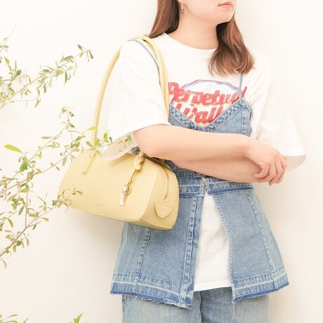 [^:UNG-54110B]gтɈNfUCgĥ鉡̃VGbgȂꂽlo{XgobO500ml̃ybg{gɓTCYB|X[YȒ߂̃nh|CgBt̃SL[`[͂̂܂܃obÕANZgƂĂApXP[XĎgp邱Ƃ\łBG̗ǂfފŃJWAɂꂢ߂ɂg₷ALV[Ŋ􂵂܂Bi̐F́ABeꏊ̂ȂǂɂFČꍇ܂B܂Aql̂gPCj^[ȂǂɂAFČꍇ܂B炩߂̏ゲB