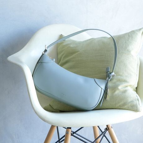 [^:UNG-54120B]gтɈNfUCX}[gȃVGbgliȃV_[obOgĥ鉡̃VGbgR[fBl[g̃ANZgɁB500ml̃ybg{gɓTCYBV_[xg͒߂\Ȃ̂ŁAD݂̃X^CŎgpł܂Bt̃SL[`[͂̂܂܃obÕANZgƂĂApXP[XĎgp邱Ƃ\łBJWAɂꂢ߂ɂg₷ALV[Ŋ􂵂܂Bi̐F́ABeꏊ̂ȂǂɂFČꍇ܂B܂Aql̂gPCj^[ȂǂɂAFČꍇ܂B炩߂̏ゲB