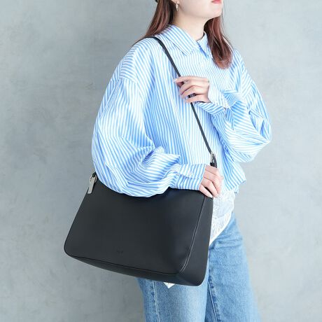 [^:UNG-54130B]gтɈNfUCX}[gȃVGbgliȃV_[obOA4TCY500ml̃ybg{gTCYłAɂۂɂeɂ܂₷Ƃ݌vłBV_[xg͒߂\Ȃ̂ŁAD݂̃X^CŎgpł܂Bt̃SL[`[͂̂܂܃obÕANZgƂĂApXP[XĎgp邱Ƃ\łBJWAɂꂢ߂ɂg₷ALV[Ŋ􂵂܂Bi̐F́ABeꏊ̂ȂǂɂFČꍇ܂B܂Aql̂gPCj^[ȂǂɂAFČꍇ܂B炩߂̏ゲB