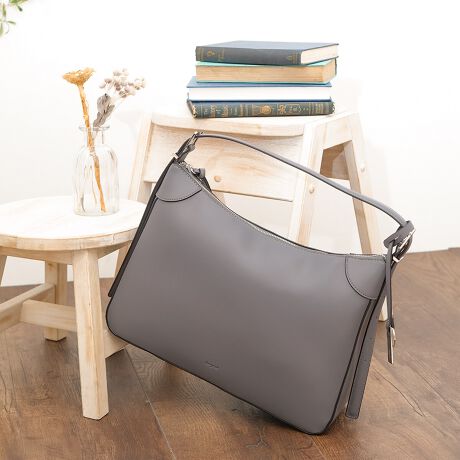 [^:UNG-54130B]gтɈNfUCX}[gȃVGbgliȃV_[obOA4TCY500ml̃ybg{gTCYłAɂۂɂeɂ܂₷Ƃ݌vłBV_[xg͒߂\Ȃ̂ŁAD݂̃X^CŎgpł܂Bt̃SL[`[͂̂܂܃obÕANZgƂĂApXP[XĎgp邱Ƃ\łBJWAɂꂢ߂ɂg₷ALV[Ŋ􂵂܂Bi̐F́ABeꏊ̂ȂǂɂFČꍇ܂B܂Aql̂gPCj^[ȂǂɂAFČꍇ܂B炩߂̏ゲB