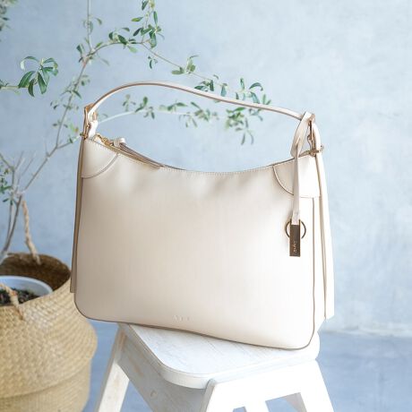 [^:UNG-54130B]gтɈNfUCX}[gȃVGbgliȃV_[obOA4TCY500ml̃ybg{gTCYłAɂۂɂeɂ܂₷Ƃ݌vłBV_[xg͒߂\Ȃ̂ŁAD݂̃X^CŎgpł܂Bt̃SL[`[͂̂܂܃obÕANZgƂĂApXP[XĎgp邱Ƃ\łBJWAɂꂢ߂ɂg₷ALV[Ŋ􂵂܂Bi̐F́ABeꏊ̂ȂǂɂFČꍇ܂B܂Aql̂gPCj^[ȂǂɂAFČꍇ܂B炩߂̏ゲB