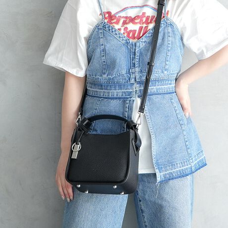 [^:UNG-54070B]ǂȃX^CɂlVvȃfUC̃~jV_[obO߂̃TCYŃR[f̃|CgɁ≘ꂪCɂȂɂVNPUŌyʂŏ_炩fނgĂ邽ߕig₷Aoɂ҂̃ACełBL[`[tĂ̂ŁÂ܂܃obÕANZgƂĂApXP[XĎgp邱Ƃ\łB܂AO\ȃV_[xgĂ̂ŁAnhX^CAV_[X^C2wayłgp܂BJWAɂꂢ߂ɂg₷ALV[Ŋ􂵂܂Bi̐F́ABeꏊ̂ȂǂɂFČꍇ܂B܂Aql̂gPCj^[ȂǂɂAFČꍇ܂B炩߂̏ゲB