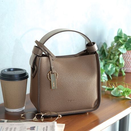 [^:UNG-54070B]ǂȃX^CɂlVvȃfUC̃~jV_[obO߂̃TCYŃR[f̃|CgɁ≘ꂪCɂȂɂVNPUŌyʂŏ_炩fނgĂ邽ߕig₷Aoɂ҂̃ACełBL[`[tĂ̂ŁÂ܂܃obÕANZgƂĂApXP[XĎgp邱Ƃ\łB܂AO\ȃV_[xgĂ̂ŁAnhX^CAV_[X^C2wayłgp܂BJWAɂꂢ߂ɂg₷ALV[Ŋ􂵂܂Bi̐F́ABeꏊ̂ȂǂɂFČꍇ܂B܂Aql̂gPCj^[ȂǂɂAFČꍇ܂B炩߂̏ゲB