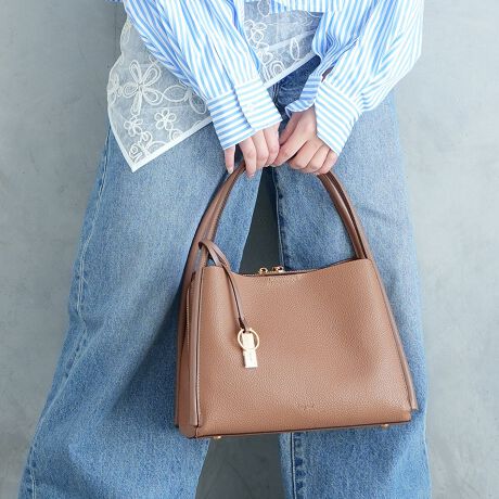 [^:UNG-54090B]ǂȃX^CɂlVvȃfUC̃nhobO|PbĝOwɂȂĂAC̓t@Xi[ɂȂĂ邽ߎd₷[͂ocOBz500mlybg{gœTCYłByʂŏ_炩fނgĂ邽ߕig₷AfC[[Xɂ҂̃ACełBL[`[tĂ̂ŁÂ܂܃obÕANZgƂĂApXP[XĎgp邱Ƃ\łB܂AO\ȃV_[xgĂ̂ŁAnhX^CAV_[X^C2wayłgp܂BJWAɂꂢ߂ɂg₷ALV[Ŋ􂵂܂Bi̐F́ABeꏊ̂ȂǂɂFČꍇ܂B܂Aql̂gPCj^[ȂǂɂAFČꍇ܂B炩߂̏ゲB