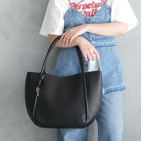 [^:UNG-54100B]ǂȃX^CɂlVvȃfUC̃g[gobOA4TCYƓ傫߂̃TCYłAɂ̓t@Xi[t̃Ci[|[`Ă̂ŁAMdiȂǂ𕪂ĈSĂ܂Ƃł܂BCi[|[`͎Osyʂŏ_炩fނgĂ邽ߕig₷Aoɂ͂AP̗sobOƂĂ߂łB܂AL[`[tĂāÂ܂܃obÕANZgƂĂApXP[XĎgp邱Ƃ\łBJWAɂꂢ߂ɂg₷ALV[Ŋ􂵂܂Bi̐F́ABeꏊ̂ȂǂɂFČꍇ܂B܂Aql̂gPCj^[ȂǂɂAFČꍇ܂B炩߂̏ゲB