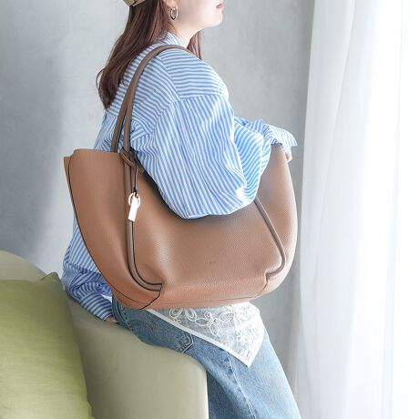 [^:UNG-54100B]ǂȃX^CɂlVvȃfUC̃g[gobOA4TCYƓ傫߂̃TCYłAɂ̓t@Xi[t̃Ci[|[`Ă̂ŁAMdiȂǂ𕪂ĈSĂ܂Ƃł܂BCi[|[`͎Osyʂŏ_炩fނgĂ邽ߕig₷Aoɂ͂AP̗sobOƂĂ߂łB܂AL[`[tĂāÂ܂܃obÕANZgƂĂApXP[XĎgp邱Ƃ\łBJWAɂꂢ߂ɂg₷ALV[Ŋ􂵂܂Bi̐F́ABeꏊ̂ȂǂɂFČꍇ܂B܂Aql̂gPCj^[ȂǂɂAFČꍇ܂B炩߂̏ゲB