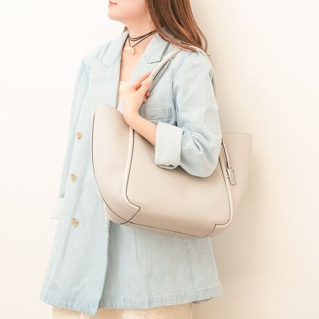 [^:UNG-54100B]ǂȃX^CɂlVvȃfUC̃g[gobOA4TCYƓ傫߂̃TCYłAɂ̓t@Xi[t̃Ci[|[`Ă̂ŁAMdiȂǂ𕪂ĈSĂ܂Ƃł܂BCi[|[`͎Osyʂŏ_炩fނgĂ邽ߕig₷Aoɂ͂AP̗sobOƂĂ߂łB܂AL[`[tĂāÂ܂܃obÕANZgƂĂApXP[XĎgp邱Ƃ\łBJWAɂꂢ߂ɂg₷ALV[Ŋ􂵂܂Bi̐F́ABeꏊ̂ȂǂɂFČꍇ܂B܂Aql̂gPCj^[ȂǂɂAFČꍇ܂B炩߂̏ゲB