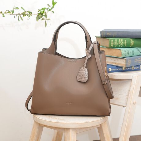 [^:UNG-54030B]gтɈNfUC炵VGbgƗJ[iȃnhobO|PbĝOwɂȂĂAC̓t@Xi[ɂȂĂ邽ߎd₷[͂ocOłB500ml̃ybg{g[ł悢TCYŁAyʂŏ_炩ÂɂfނgĂ邽ߕig₷AlXȏʂŎg₷ACełBO\ȃV_[xgtĂ̂ŁAV_[X^Cłg2waydlB܂ANR^fނ̃L[`[tĂāÂ܂܃obÕANZgƂĂApXP[XĎgp邱Ƃ\łBJWAɂꂢ߂ɂg₷ALV[Ŋ􂵂܂Bi̐F́ABeꏊ̂ȂǂɂFČꍇ܂B܂Aql̂gPCj^[ȂǂɂAFČꍇ܂B炩߂̏ゲB