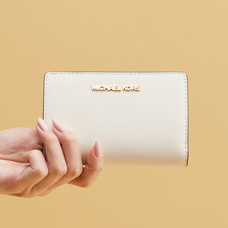 [^:35F7GTVF2L2171]}CPER[X́Anƍt@bVAV[Ŋ􂷂sIŃX|[eB[ȃRNVWJ郉CtX^CEuhłBOWA[ȁgJet Set Lifehe[}ɁAmIŐꂽƒSn̗ǂŃN̓o܂Bi͂̍ۂ̔[íAؖ鏑ނƂĂ؂Ƌɑ؂ɕۊǂĉiCȂǂ̍ۂɕKvƂȂ܂j@i摜̐FEdlɂāEg̃j^[X}[gtH̋@EݒȀƖȂǂɂAۂ̏iƐF̍ꍇ܂BEi摜̓TvBeĂ܂Bۂ̏iƁAp[cȂǂ̈ꕔdlɍꍇ܂BEiɂāFْfӏɂAi_ƂɃp^[()قȂ̂܂BEvgpiɂāFْfӏɂAIɎɎ኱̍ꍇ܂B