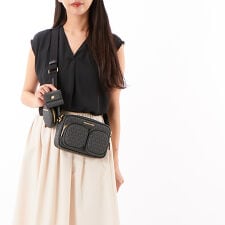 JET SET ITEM クロスボディ ウィズ テックアタッチ ミディアム - MKシグネチャー