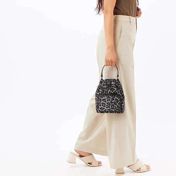 マイケル・コース（Michael Kors）/KHAI SM BUCKET MSGR クロスボディ KHAI SM BUCKET MSGR クロスボディ | マイケル・コース(Michael Kors