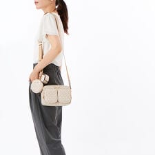 JET SET ITEM クロスボディ ウィズ テックアタッチ ミディアム - MKシグネチャー