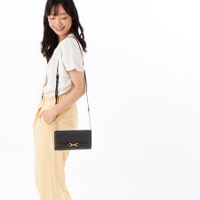 CARSON LG WALLET ON A CHAIN クロスボディ