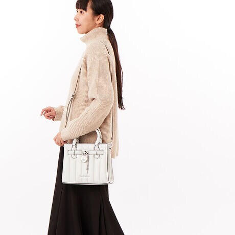 [^:35R6SHMS1V1999]}CPER[X́Anƍt@bVAV[Ŋ􂷂sIŃX|[eB[ȃRNVWJ郉CtX^CEuhłBOWA[ȁgJet Set Lifehe[}ɁAmIŐꂽƒSn̗ǂŃN̓o܂Bi͂̍ۂ̔[íAؖ鏑ނƂĂ؂Ƌɑ؂ɕۊǂĉiCȂǂ̍ۂɕKvƂȂ܂j@i摜̐FEdlɂāEg̃j^[X}[gtH̋@EݒȀƖȂǂɂAۂ̏iƐF̍ꍇ܂BEi摜̓TvBeĂ܂Bۂ̏iƁAp[cȂǂ̈ꕔdlɍꍇ܂BEiɂāFْfӏɂAi_ƂɃp^[()قȂ̂܂BEvgpiɂāFْfӏɂAIɎɎ኱̍ꍇ܂B