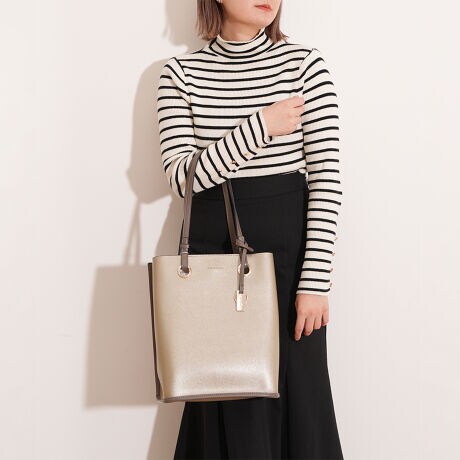 [^:MER-90730B]MERCURYDUO ^ACbg V[Ŷ郁^ACbg|Cg̃g[gobOBÕVvȃfUCƂ͔΂ɁAnɂ͏炵ԕfUCgpBC[̂قAו̎d₷t@Xi[|PbgA悢}`ŌڂXbLƎ܂܂BMERCURYDUÕSL[O`[tAgQiƉ炵˔fUCƖLxȃJ[WJŁAigtH[}Ȃǂ̗lXȃX^CŊ􂵂܂BMERCURYDUO/}[L[fIyNEW@FEMININE@ELEGANCEz炵YꂸA̋CBꂼ̃V[ɍ킹ĂǂiŖ͓IBsIǔ̂ FemineEEleganceX^CĂ܂B