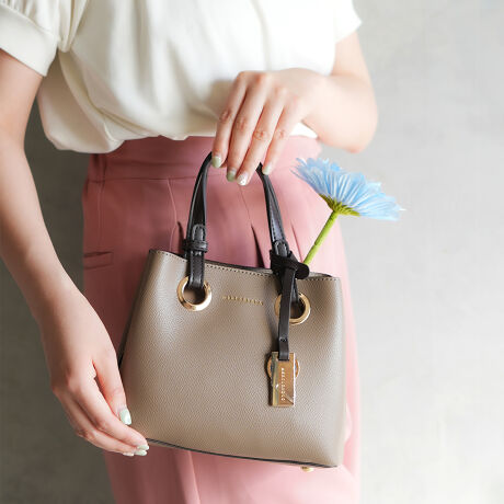 [^:MER-90750B]MERCURYDUO ^ACbg V[Ŷ郁^ACbg|Cg̃~jnhobOBÕVvȃfUCƂ͔΂ɁAnɂ͏炵ԕfUCgpB|Pbg̕tOwɂȂĂAC[̓t@Xi[ɂȂĂ̂ŁAd₷g蔲QłRpNgȃTCYȂ}`̂ŁAMdi⏬Ǝ[ł܂BV_[XgbvtĂ̂ŁA|X^Cłg2waydlȂ̂|Cg􂳂ɁAMERCURYDUÕSL[O`[tĂ܂iƉ炵˔fUCƖLxȃJ[WJŁAigtH[}Ȃǂ̗lXȃX^CŊ􂵂܂BMERCURYDUO/}[L[fIyNEW@FEMININE@ELEGANCEz炵YꂸA̋CBꂼ̃V[ɍ킹ĂǂiŖ͓IBsIǔ̂ FemineEEleganceX^CĂ܂B