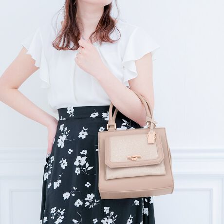 [^:MER-91070B]LLƋP^bNڂ䂭Al킢nhobORpNgȃTCYȂ}`̂ŁAX}z~jEHbgAL[P[XȂǂ̐g̉i܂BC[̓t@Xi[ɂȂĂ̂ŁAgяoSzȂSĎ^ԂƂł܂BV_[XgbvtĂ̂ŁA|X^Cłg2waydlB܂AL[O`[tĂ̂ŁAȂǂĎgp邱Ƃ͂Â܂܂ĂĂANZgɂȂ܂iƉ炵˔fUCŁAigɂ͂Aw⑲ƎȂǂ̃CxgV[ȂǂɂL􂵂܂Bi̐F́ABeꏊ̂ȂǂɂFČꍇ܂B܂Aql̂gPCj^[ȂǂɂAFČꍇ܂B炩߂̏ゲB