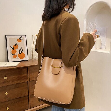 [^:2TIAN-002]ꂢ߃bNl̃JWAX^Cɂ}b`IVPUU[V_[obOfނ̃|[`ZbgŕtĂ̂ŁAobOCobOƂĎgp\V_[R̒𒲐߂ƁA2WAYdlłgVvȃfUCȂ̂ŁAig炨oV[ɂ\tBbgACeɎdグBfށFvJ[FubN/x[W/L/uETCYFobO:27.5cm ꉡ:25cm }`:7cm V_[:90-110cmi߉AOsj|[`:15cm ꉡ:8cm }`:5.5cmdF589gnFȂ|PbgF萶YFׂĕuTCYłi̐@ႢǍ덷܂̂ŁAjBCOAî߁Ai̍וdl͑قȂꍇ܂B\߂̏A肢v܂B