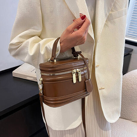 [^:TZM-296]^CXȖ͂YAgȃV_[obO񂰃obOƂĂAV_[obOƂĂy߂2WAYfUCt@Xi[tŒgƕیVvȂ݊̂ŁAR[fBl[g̃|CgƂĂfށFv+|GXeJ[FubN/uE/AC{[*uE/J*uETCYF:13cm ꉡ:17cm }`:9cm 荂:7cmiߕsAOsj V_[:89-111cmi߉AOjdF377gnF|PbgF萶YFׂĕuTCYłi̐@ႢǍ덷܂̂ŁAjBCOAî߁Ai̍וdl͑قȂꍇ܂B\߂̏A肢v܂B