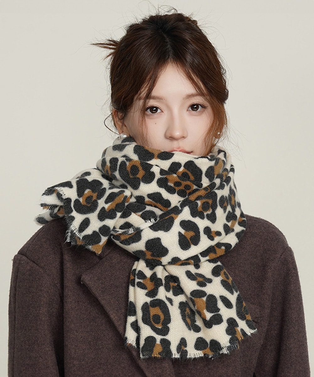 新品 AKM レオパード ホワイト ストール 新品 AKM レオパード ホワイト ストール