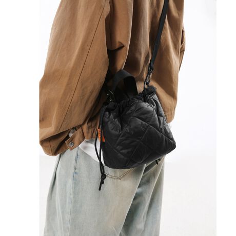 _炩ȃLeBOfނ͂́Ay₩Ȉۂ2WAY~jobOBRpNgȂ炵Ƃ}`Aڈȏ̎[́Bh[XgOƃt@Xi[̓d\ŁAוSɕیB|A΂ߊ|A񂰂3ʂ̎łAV[ɍ킹X^Cy߂yʂŎg₷AJWA炫ꂢ߂܂ŕLR[fɃ}b`BƂo⃏}CEFAɍœKȖ\ACeJ[FubN/AC{[/_[Nx[W/_[NIWTCYF:22cm ㉡:26cm ꉡ:17cm }`:11cm 荂:8cm 蒷:26cmiߕsAOsj V_[:82-134cmi߉AOj[ɂāEA4Ήi22~31cm)F~EipadminiΉi19.6~13.5~0.7cm)F~Ezi10~20cmjFZE܂z:ZEL[P[X:ZEybg{gi500mljFZEybg{gci500mljF~dF155gnF|PbgF萶YFׂĕuTCYłi̐@ႢǍ덷܂̂ŁAjBCOAî߁Ai̍וdl͑قȂꍇ܂B\߂̏A肢v܂B