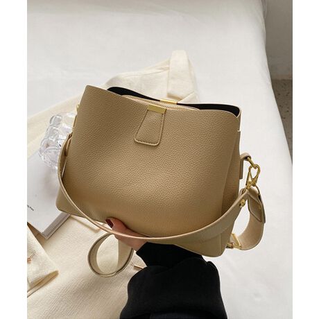 [^:84HBJP-007]iŃVvȃfUC3WAYV_[obOƂtFCNU[fނŁÂ̓V_[Xgbv͒߁EO\ŁA΂ߊ|E|E莝3WAYdlJWA炫ꂢ߃R[f܂ŁALX^CɃ}b`J[FubN/AC{[/x[W/sNTCYF:18cm ㉡:25cm ꉡ:24cm }`:10cm 荂:14cm 蒷:45cmiߕsAOj V_[:76-110cmi߉AOj[ɂāEA4Ήi22~31cm)F~EiPadminiΉi19.6~13.5~0.7cm)F~Ezi10~20cmjFZE܂z:ZEL[P[X:ZEybg{gi500mljFZEybg{gci500mljF~dF431gnFȂ|PbgFȂd؂|PbgF萶YFׂĕuTCYłi̐@ႢǍ덷܂̂ŁAjBCOAî߁Ai̍וdl͑قȂꍇ܂B\߂̏A肢v܂B