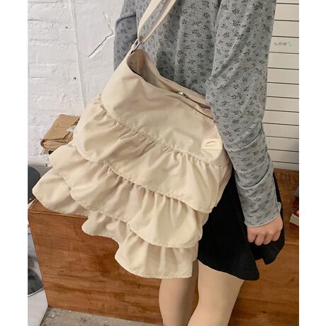 w̃tfUCtF~jȈۂ̃V_[obOB_炩ȑfނƗ̓IȃeBA[htADŃ}eBbNȃ[hvXBRpNgȂX}zzA{Ȃǂ̕Ki[BU[WPbgfjƍ킹ÐhR[fɂAs[Xƍ킹tF~jX^CɂJ[FubN/x[W/_[NO[/u[/xr[sNTCYF:37.5cm ㉡:35.5cm ꉡ:35.5cm V_[:64-121cmi߉AOsj[ɂāEA4Ήi22~31cm)FZEiPadminiΉi19.6~13.5~0.7cm)FZEzi10~20cmjFZE܂z:ZEL[P[X:ZEybg{gi500mljFZEybg{gci500mljFZdF193gnF|PbgFȂYFׂĕuTCYłi̐@ႢǍ덷܂̂ŁAjBCOAî߁Ai̍וdl͑قȂꍇ܂B\߂̏A肢v܂B