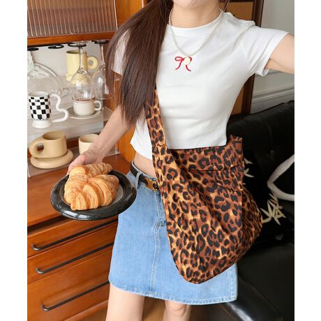 [^:88CXH-039]ȃIp[hڂV_[obOoꑾ߂̃XgbvɂtBbgAԂłɂՂ[łeʃTCYŁApQ܂肽ŃRpNgɎ^ׂ̂J[FAC{[/CguE/uETCYF:36cm ㉡:41cm ꉡ:36cm 荂:30cm 蒷:69cmiߕsAOsj[ɂāEA4Ήi22~31cm)FZEiPadminiΉi19.6~13.5~0.7cm)FZEzi10~20cmjFZE܂z:ZEL[P[X:ZEybg{gi500mljFZEybg{gci500mljFZdF130gnFȂ|PbgF萶YFׂĕuTCYłi̐@ႢǍ덷܂̂ŁAjBCOAî߁Ai̍וdl͑قȂꍇ܂B\߂̏A肢v܂B