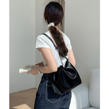 [^:77XDD-001]ɃMU[񂹂_炩ȃtH͂̃nhobOBTChɂ͊JłWbvtŁAfUCƎg𗼗B|Ǝ莝2WAYdlŁAʋ΂₨oȂǁALV[ŊBJ[FubN/ItzCg/Vo[/CguETCYF:21cm ㉡:32cm ꉡ:23cm }`:6cm V_[:80-100cmi߉AOsj[ɂāEA4Ήi22~31cm)F~EiPadminiΉi19.6~13.5~0.7cm)FZEzi10~20cmjFZE܂z:ZEL[P[X:ZEybg{gi500mljFZEybg{gci500mljF~dF203gnF|PbgF萶YFׂĕuTCYłi̐@ႢǍ덷܂̂ŁAjBCOAî߁Ai̍וdl͑قȂꍇ܂B\߂̏A肢v܂B